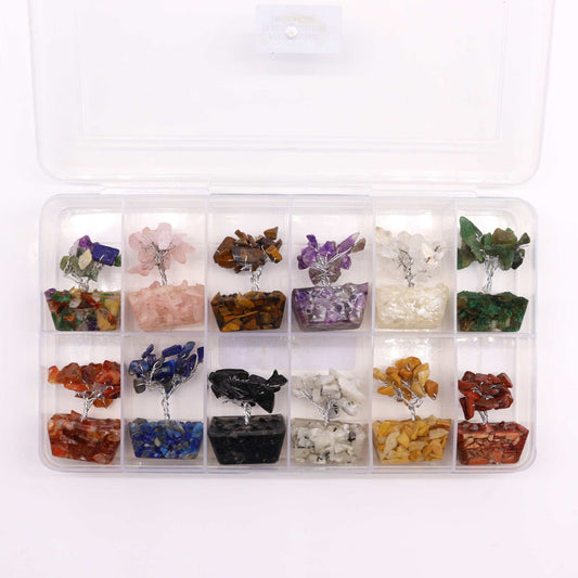 Caja organizadora con 12 mini árboles de la vida hechos con alambre y piedras preciosas sobre bases de orgonita.