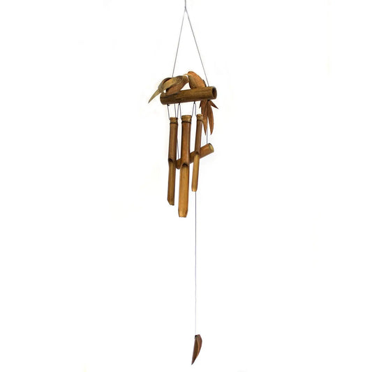 Carrillón de viento de bambú natural con dos figuras de pájaros tallados en tono marrón cálido y estilo artesanal