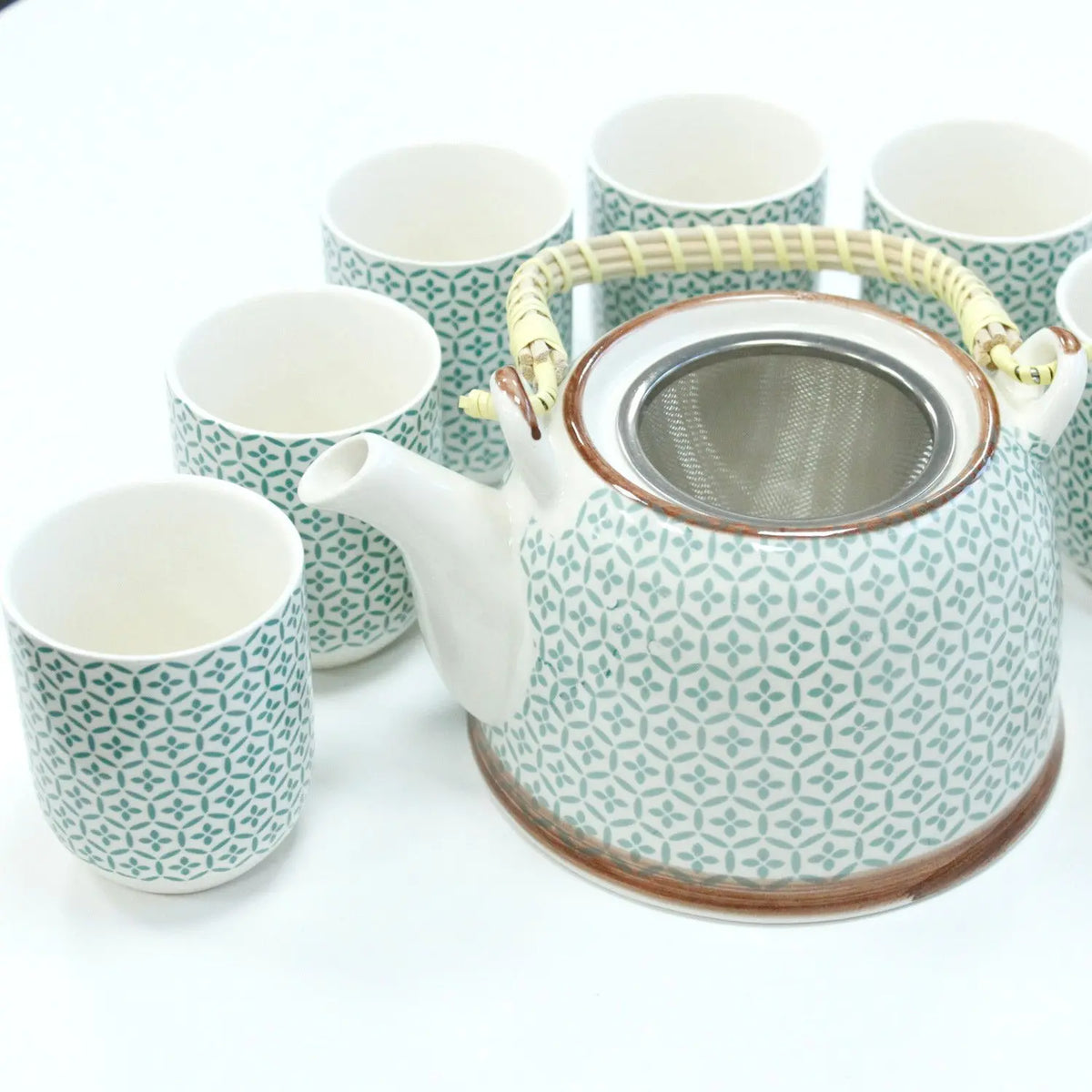 Set de tetera con 6 tazas de cerámica, diseño de mosaico verde y blanco, con colador metálico y asa de bambú.