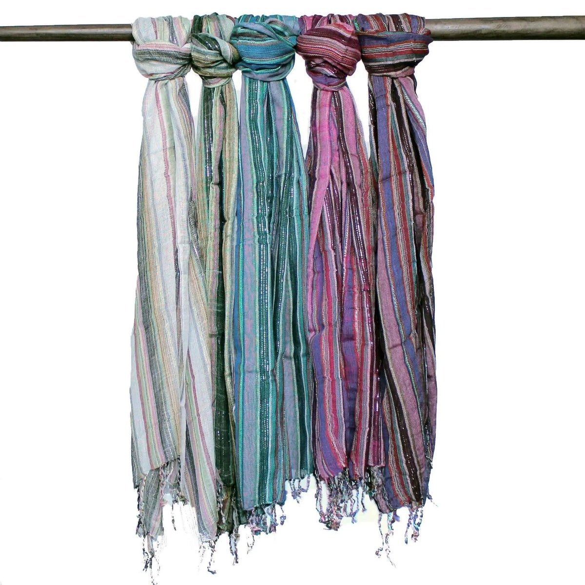 Cinco bufandas bohemias de rayas coloridas con hilos dorados, colgadas de una barra de madera.