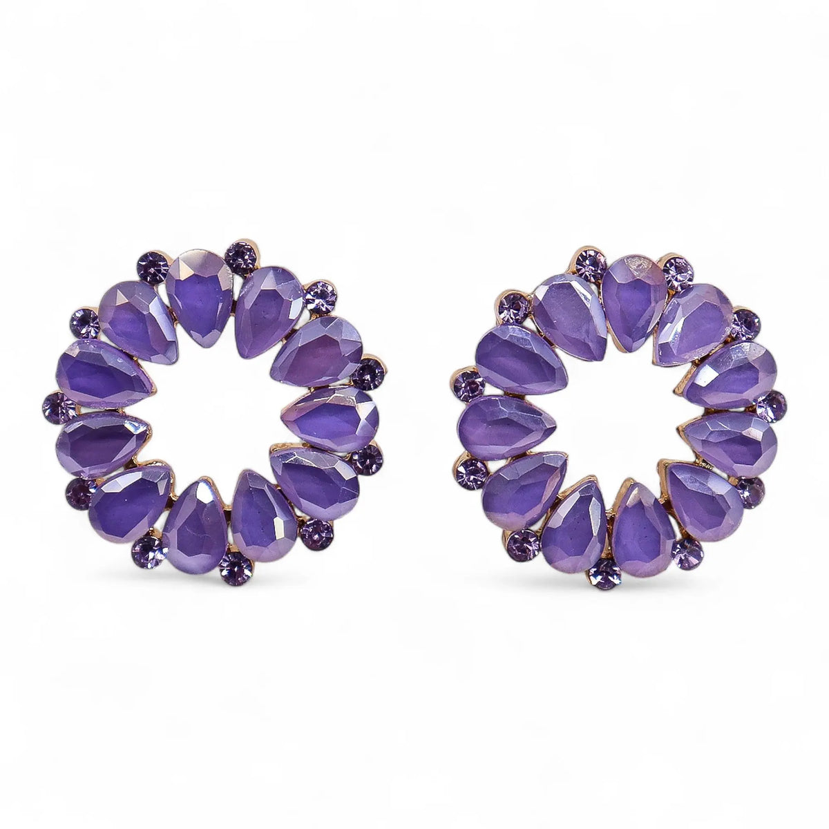 Pendientes de aro circulares con cristales en forma de gota color lavanda sobre base metálica dorada.