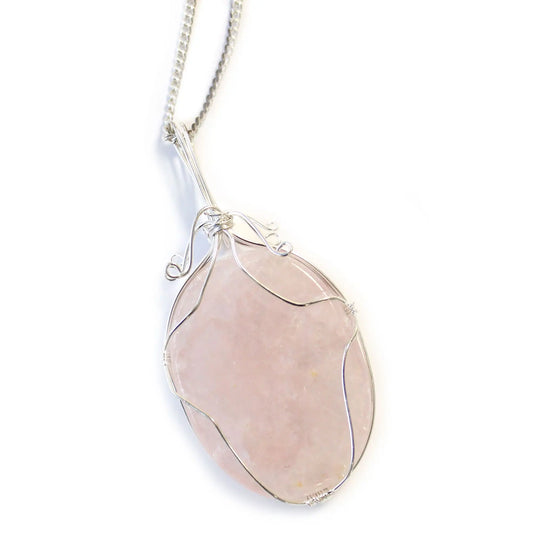 Collar de cuarzo rosa en bruto, envuelto en alambre plateado con diseño de remolinos, sobre fondo blanco.