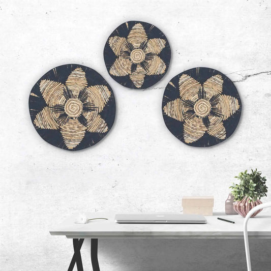 Set de 3 adornos murales en tonos azul marino y beige, de yute con diseño floral bohemio. Ideal para decoración moderna.