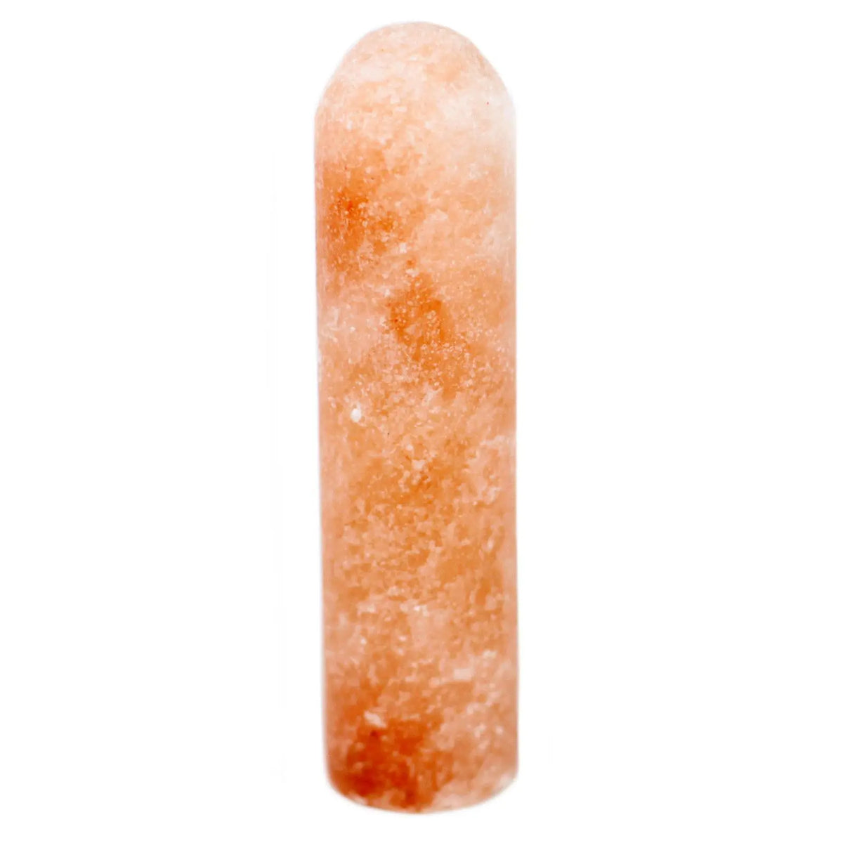 Palo desodorante de sal del Himalaya, cilíndrico, color naranja traslúcido, textura rugosa y cristalina sobre fondo blanco.