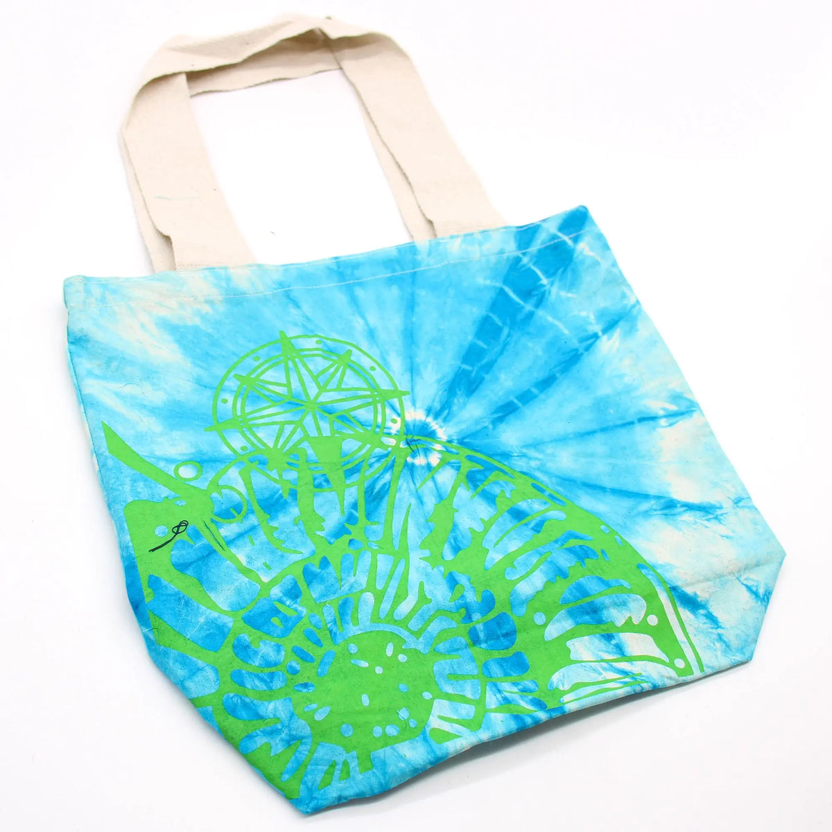 Bolsa de algodón tie-dye azul y blanco con estampado verde de concha marina y brújula, asas largas color crema.