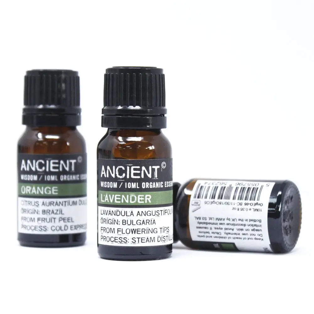 Tres frascos de vidrio ámbar de aceite esencial orgánico Ancient Wisdom con etiquetas informativas sobre fondo blanco.