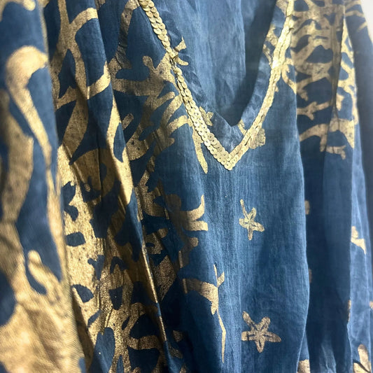 Kaftán azul marino con estampado de coral dorado y cuello en pico decorado con lentejuelas doradas.