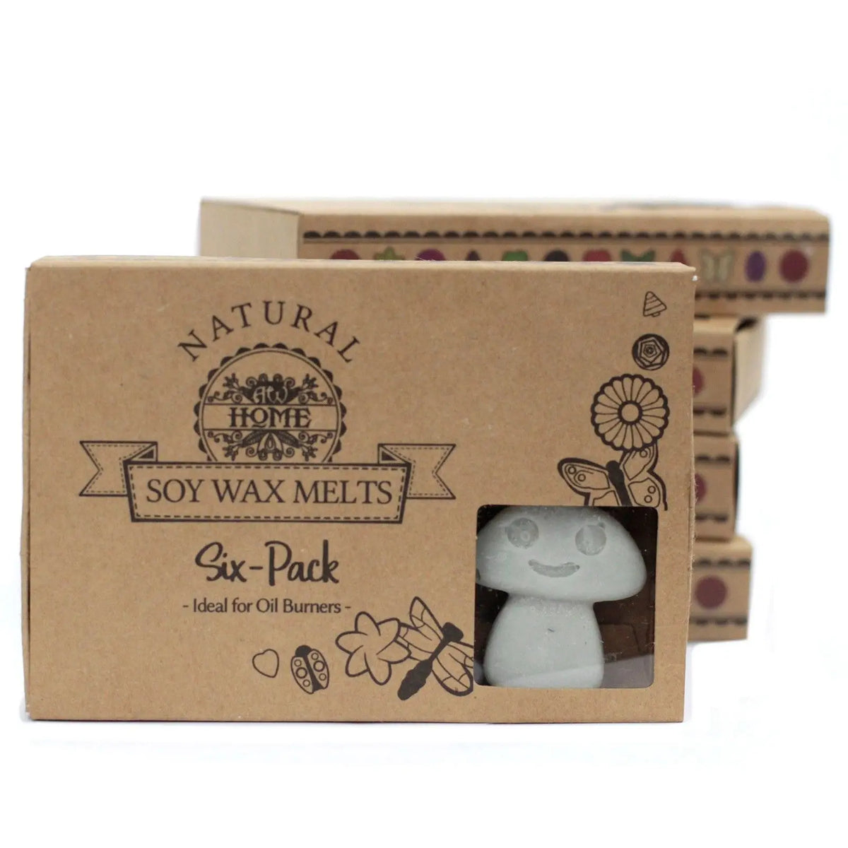 Caja de cartón kraft con ventana, conteniendo una cera de soja blanca con forma de seta sonriente. Diseño artesanal.