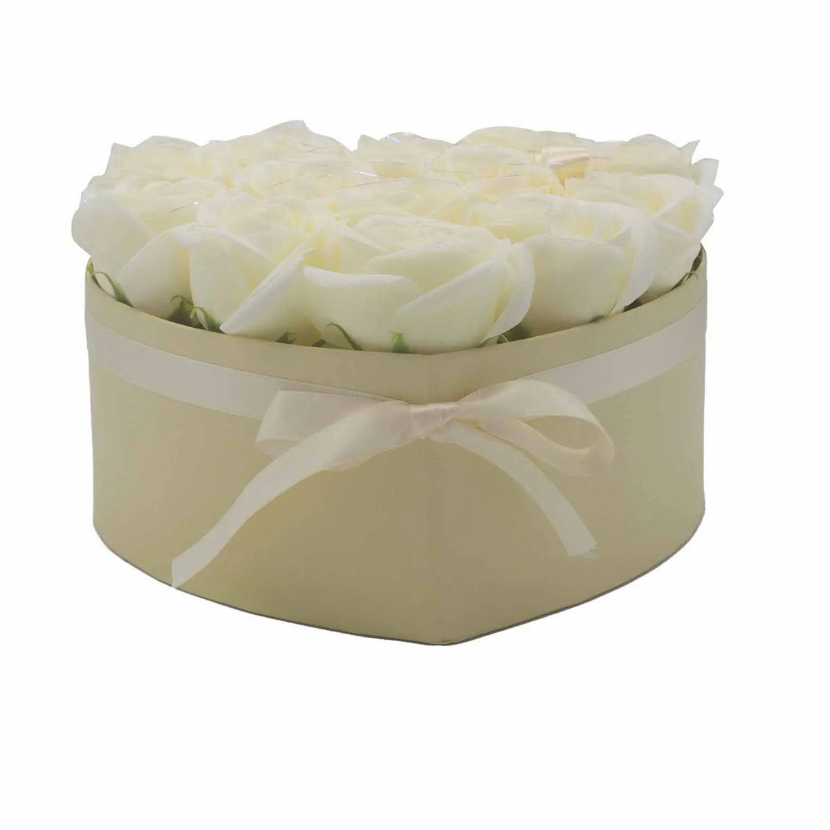 Caja en forma de corazón color crema con 13 rosas de jabón del mismo tono, decorada con un lazo de cinta central.