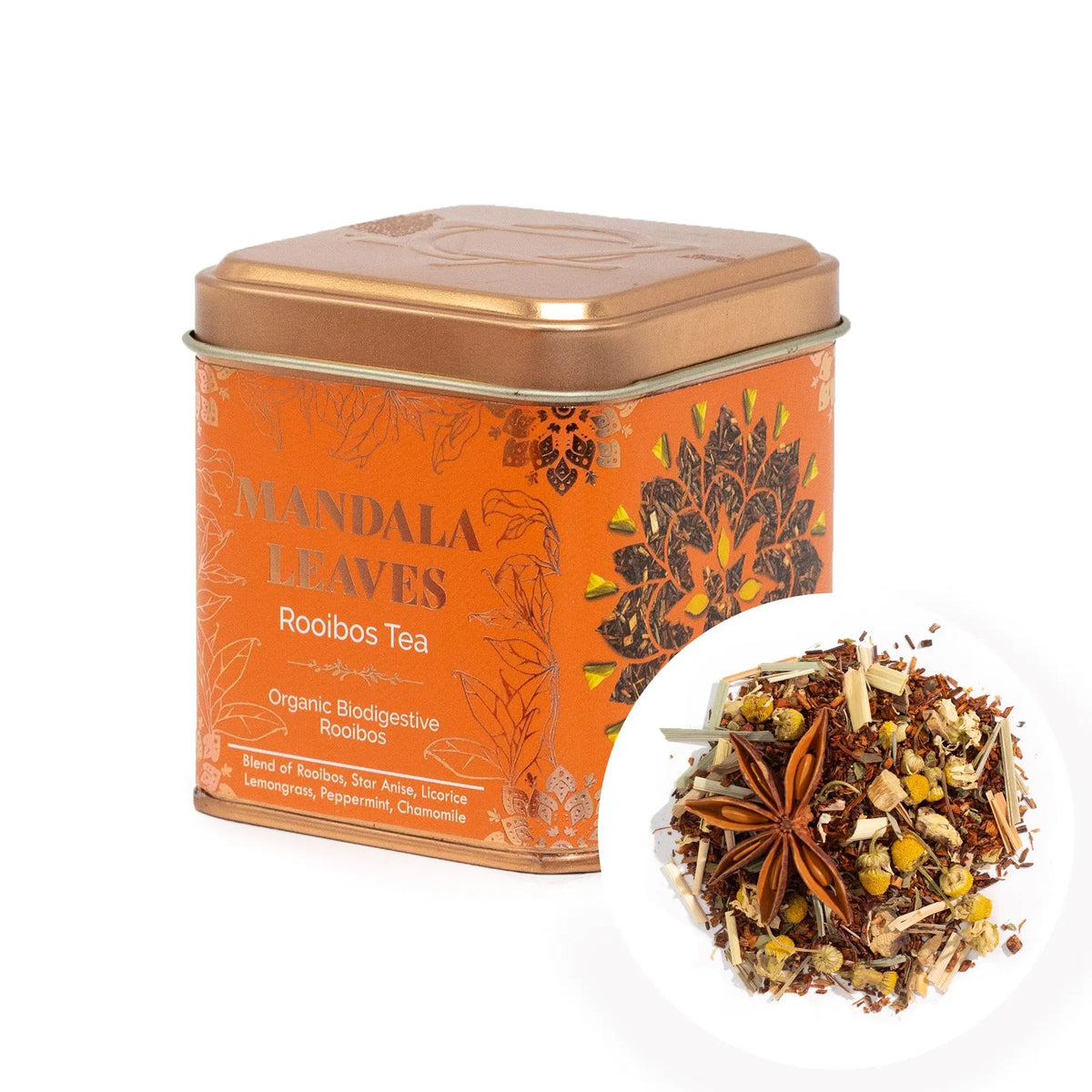 Lata metálica cuadrada naranja con té de rooibos, anís estrella y manzanilla a su lado sobre fondo blanco.