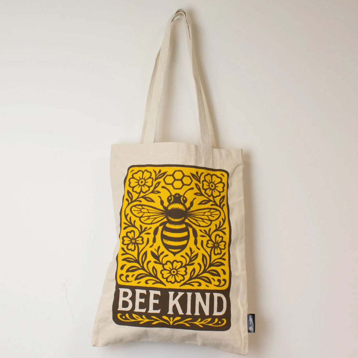Bolsa de algodón beige con diseño de abeja amarilla y negra, estilo vintage "Bee Kind". Perfecta para compras.