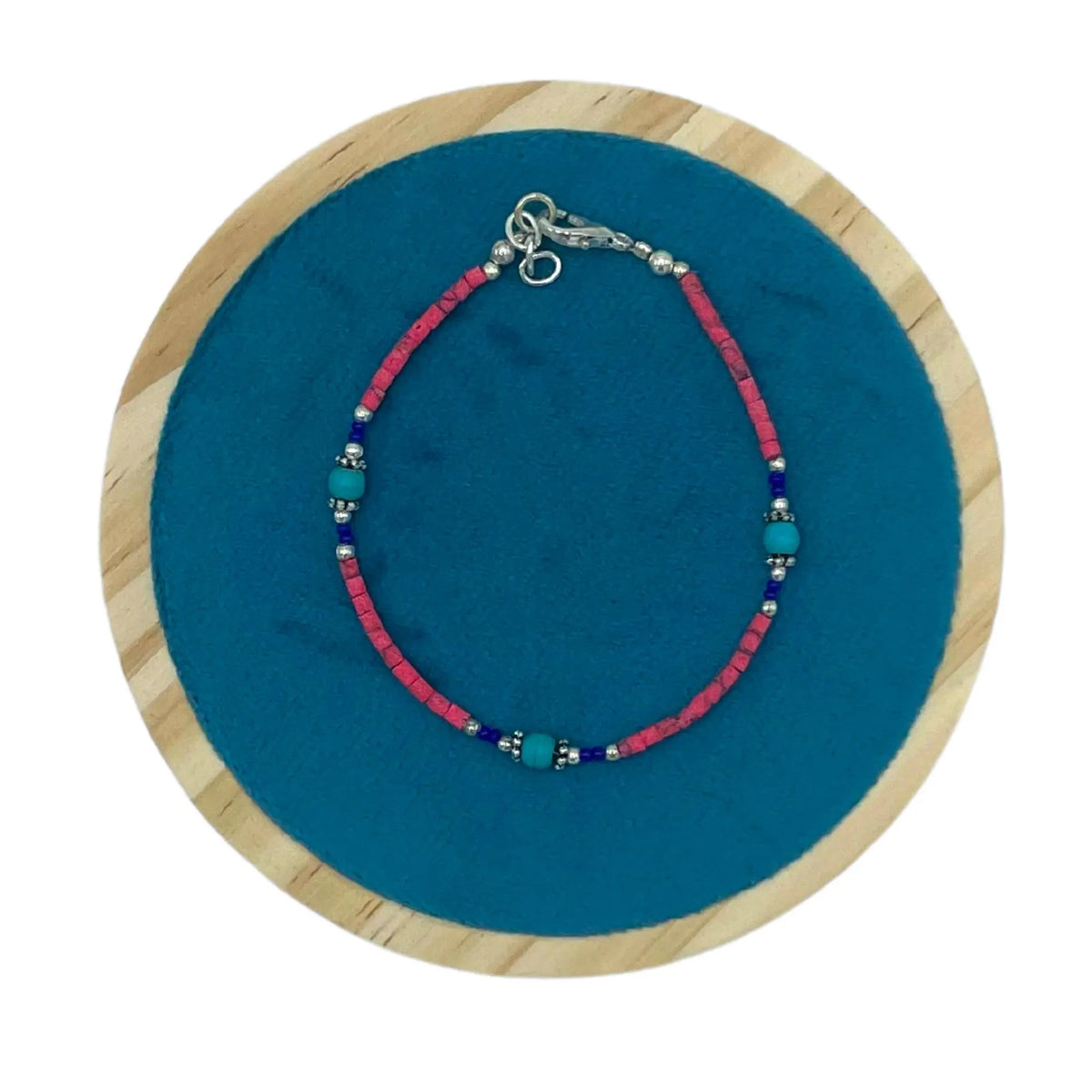 Pulsera artesanal de cuentas rosas, verdes y plateadas, combinación colorida en estilo bohemio.