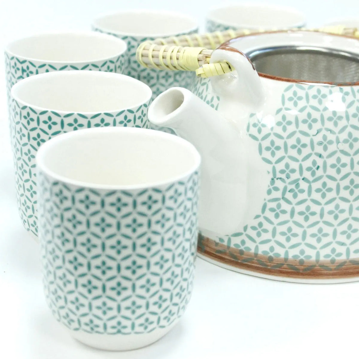 Juego de té en cerámica con patrón de mosaico verde, incluye tetera con asa de bambú, colador y seis tazas.
