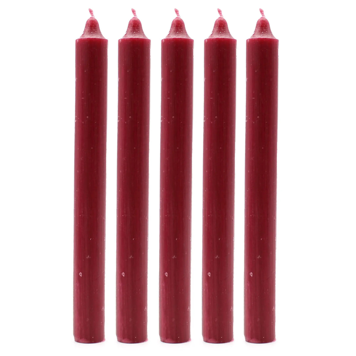 Cinco velas cónicas de textura rústica en color borgoña intenso, dispuestas verticalmente sobre un fondo blanco.