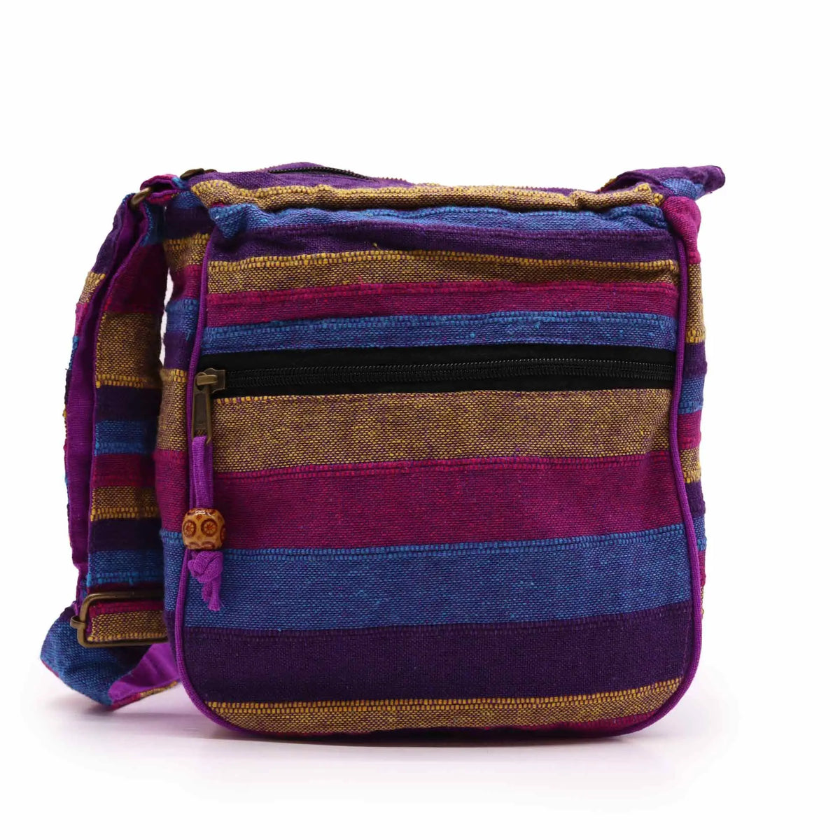 Bolso bandolera artesanal de tela con rayas horizontales en tonos morado, azul y ocre, cremallera y correa ajustable.