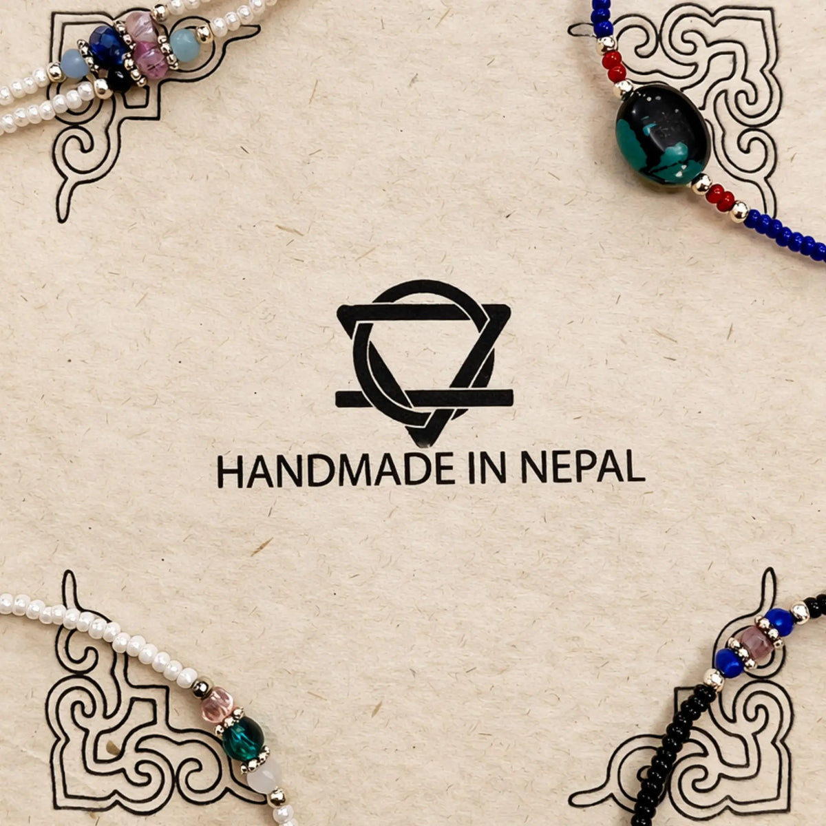 Pulsera artesanal de Nepal, cuentas de vidrio de colores azul y negro, diseño bohemio y delicado.