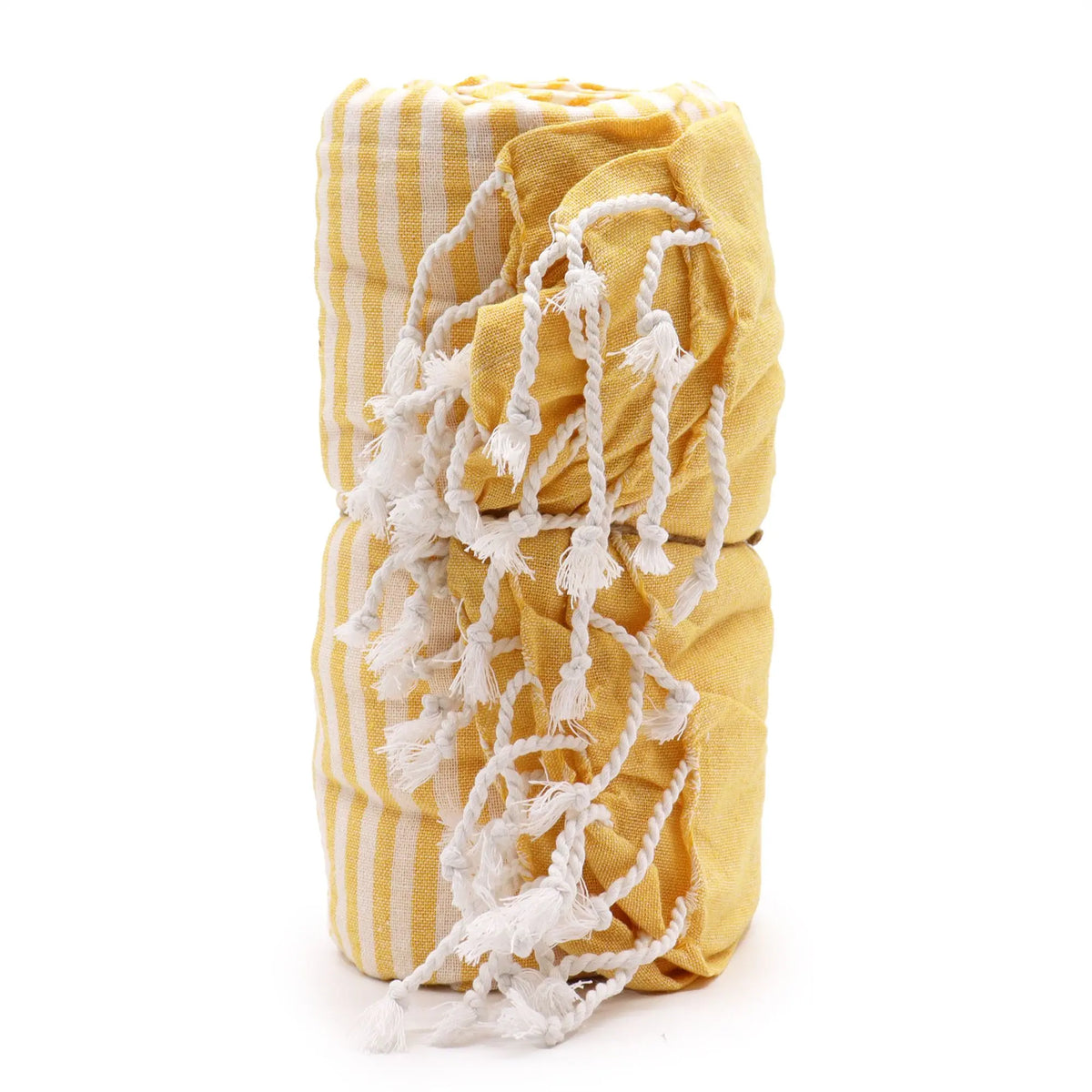 Toalla pareo de algodón enrollada, con rayas amarillo sol y blanco, terminada con flecos decorativos de cuerda blanca.