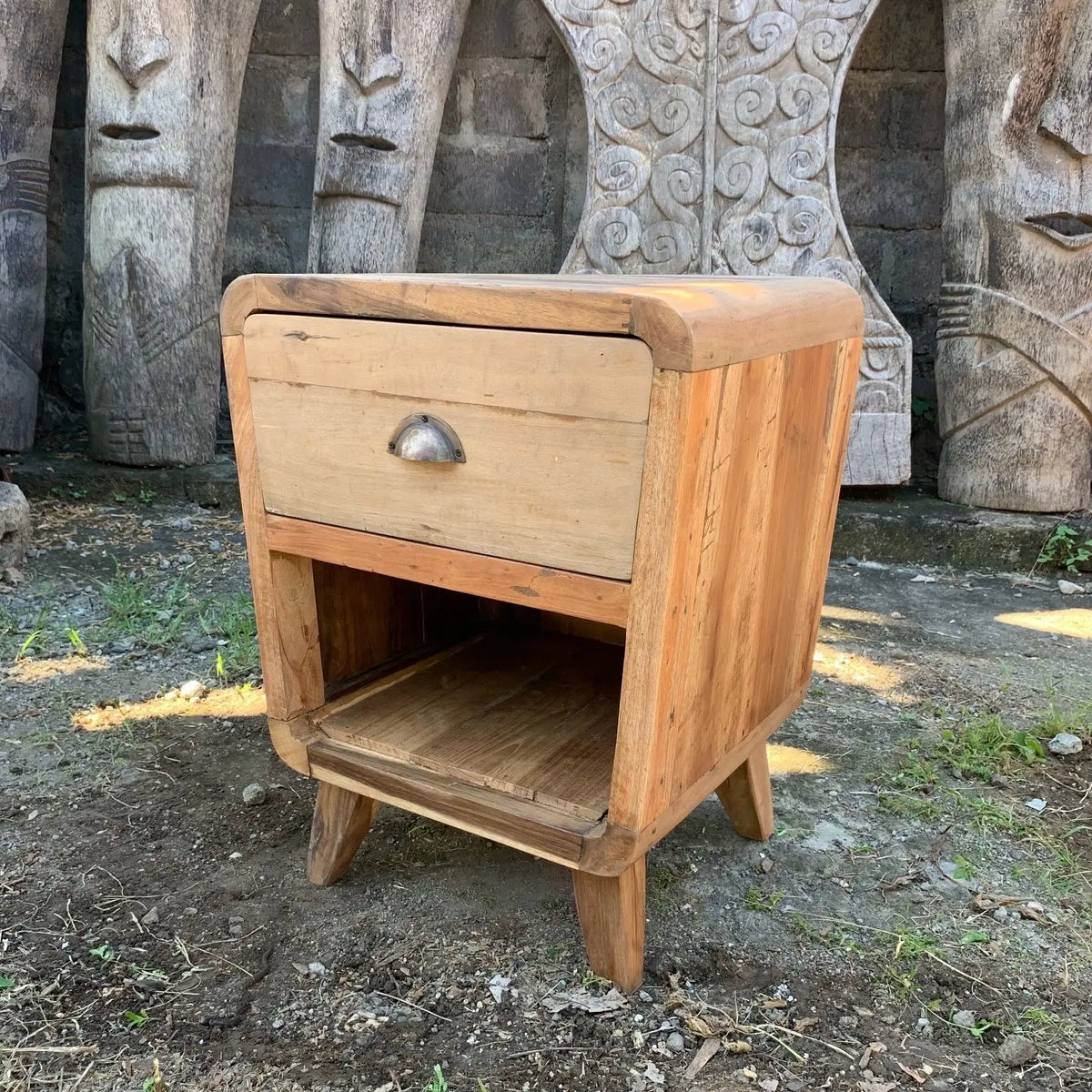 Mesita de noche rústica de madera reciclada de Bali con un cajón, estante inferior y patas estilo retro