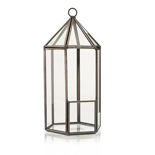 Terrario hexagonal de vidrio con estructura de metal oscuro, forma de linterna y anilla superior para colgar.