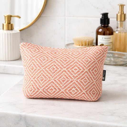 Textura de bolsa organizadora en color coral con diseño geométrico, fabricada en algodón y muy elegante.