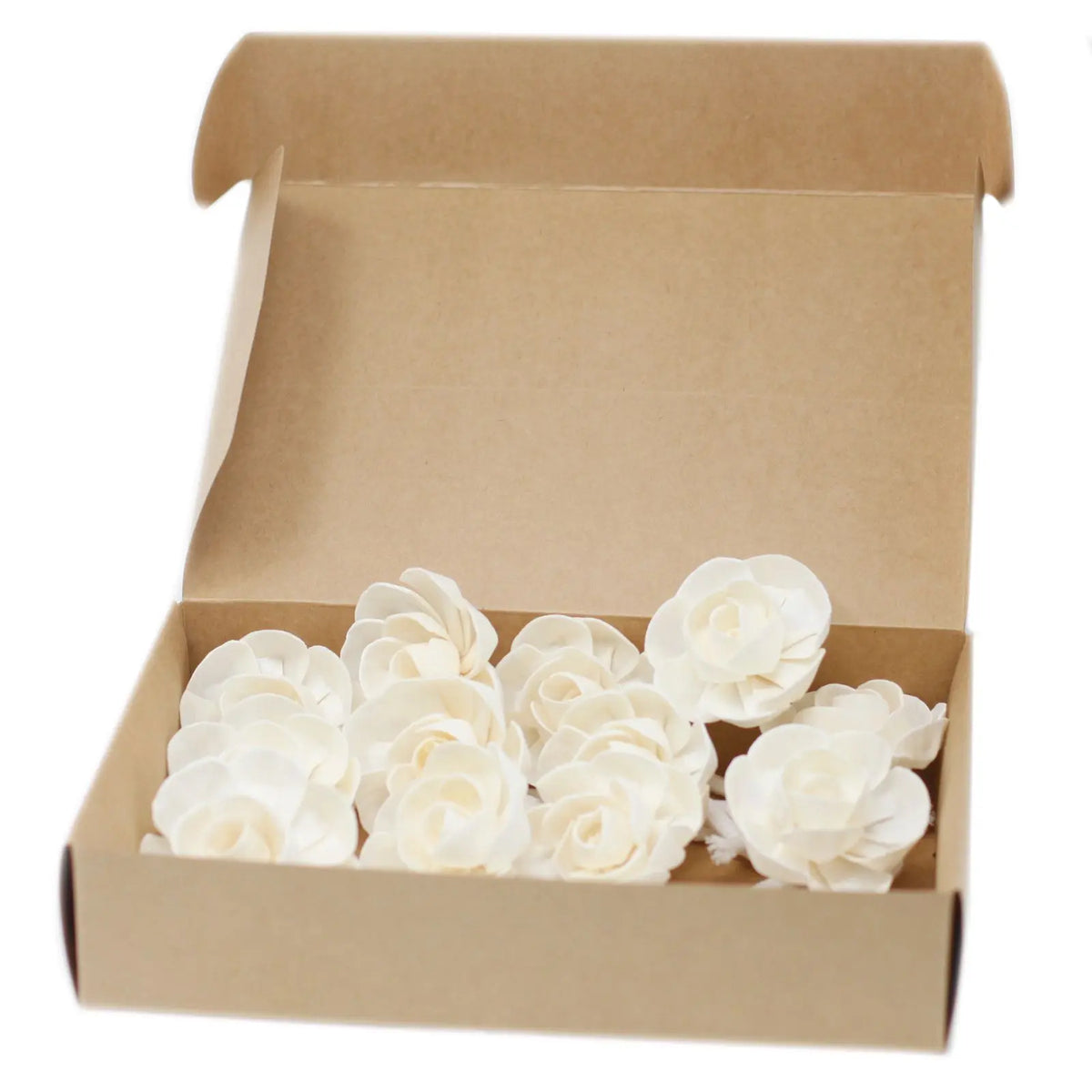 Caja de cartón kraft abierta con flores difusoras de loto blanco en material natural y cuerdas pequeñas en su interior