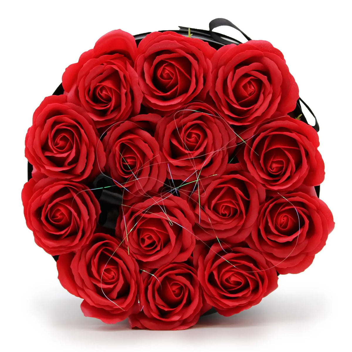 Caja redonda negra con 14 rosas rojas de jabón, dispuestas de forma compacta y elegante sobre fondo blanco.