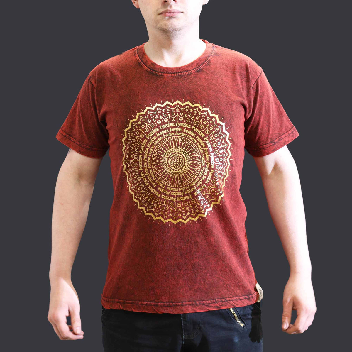Camiseta roja con estampado dorado de mandala, estilo bohemio, 100% algodón, ajuste regular para hombre.