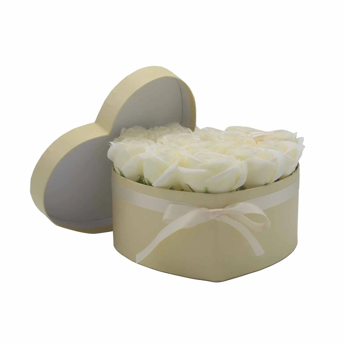 Caja de regalo en forma de corazón color crema, con 13 rosas de jabón del mismo tono y un delicado lazo de seda.