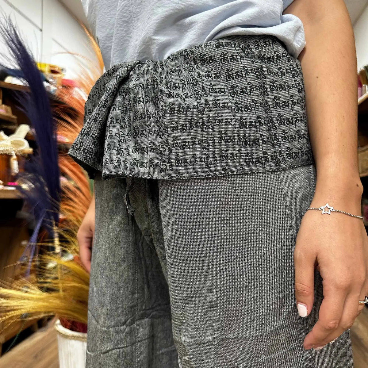 Pantalones de pescador tailandés grises con estampado de mantras, corte holgado y cintura ajustable, estilo casual.