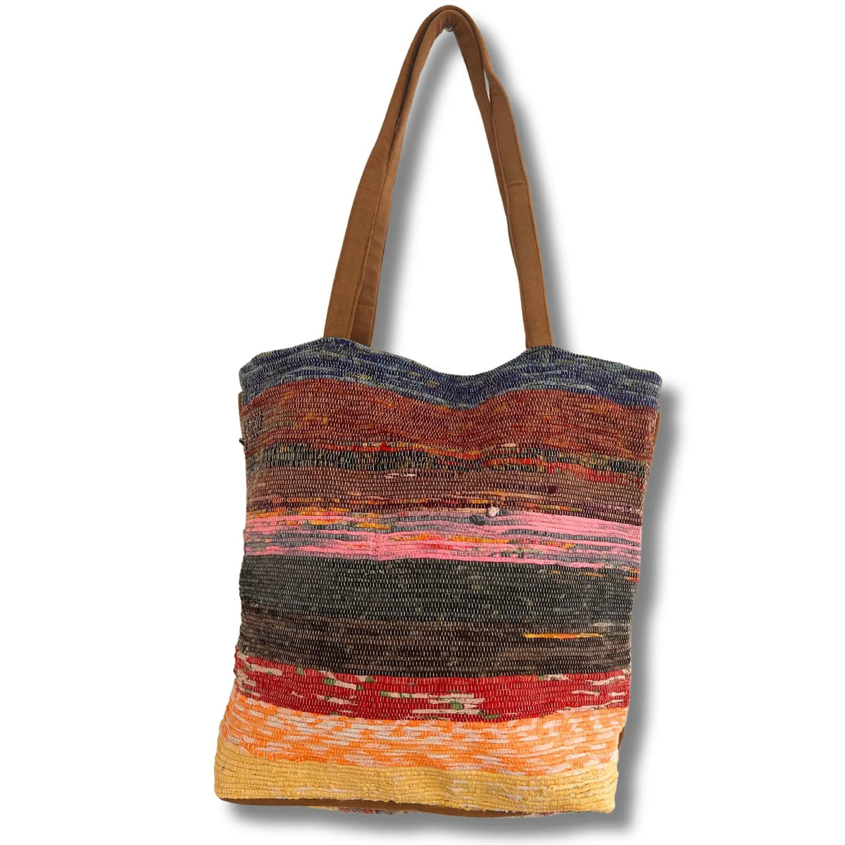 Bolso tote grande de tela reciclada a rayas multicolor, texturizado, con asas largas de tela café.