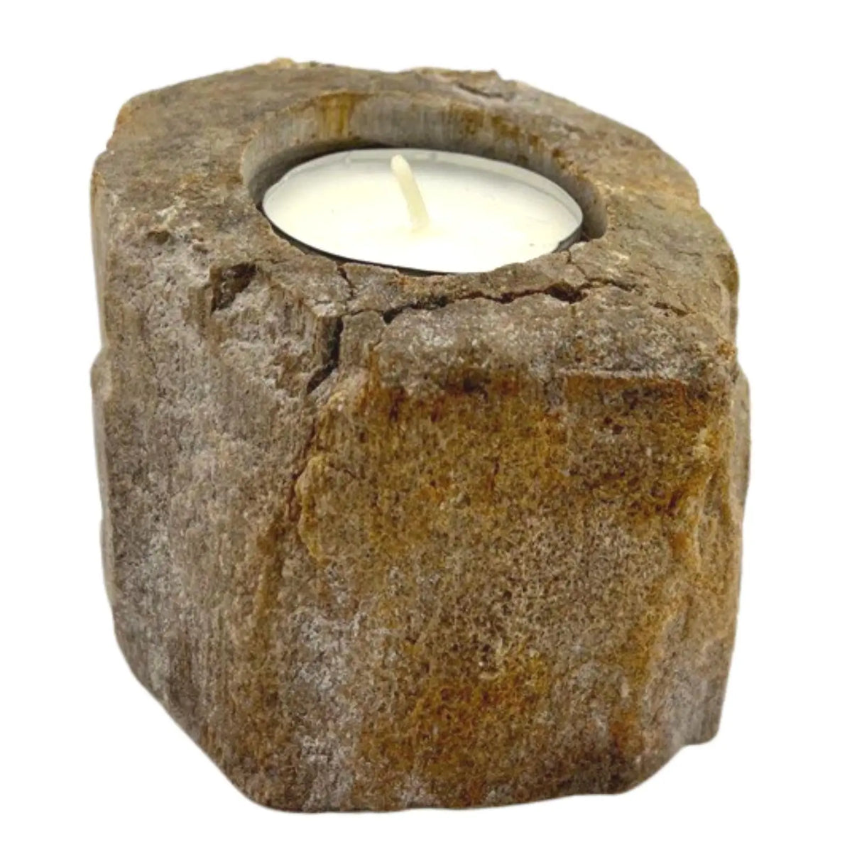 Portavelas de madera petrificada con forma irregular y rugosa, color marrón terroso, con una vela de té blanca dentro.