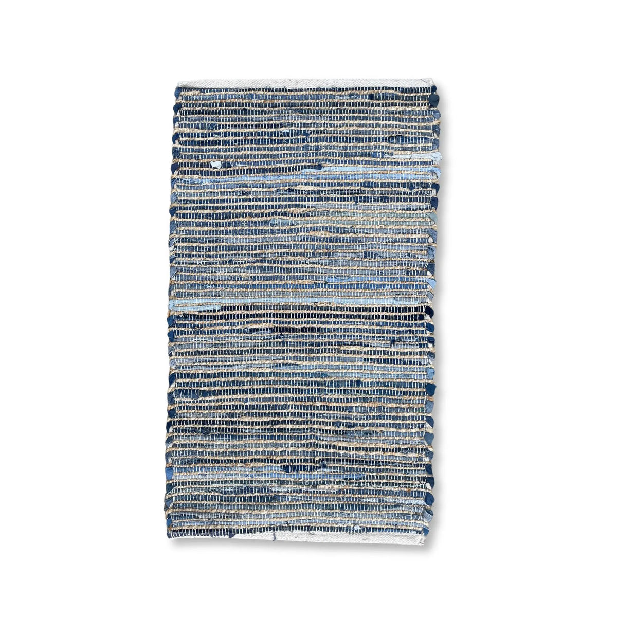 Alfombra rectangular pequeña de yute y algodón reciclado, con textura tejida en tonos azules y fibras naturales beige.