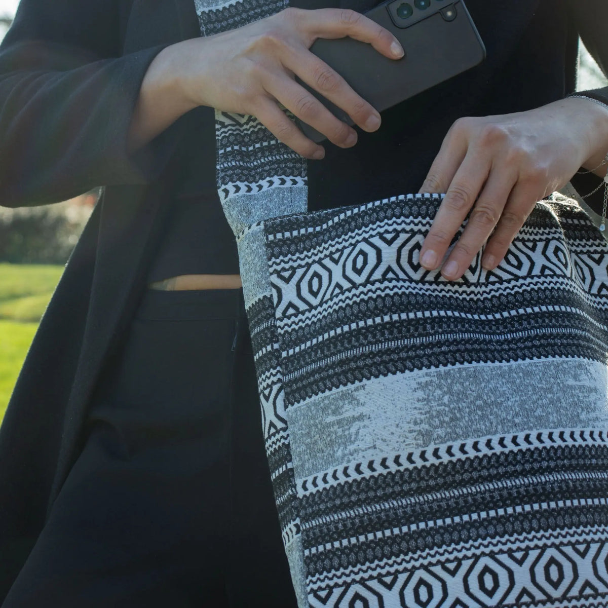 Bolso de mano azul y negro, tejido de algodón con diseño étnico, ideal para uso diario y estilo bohemio.