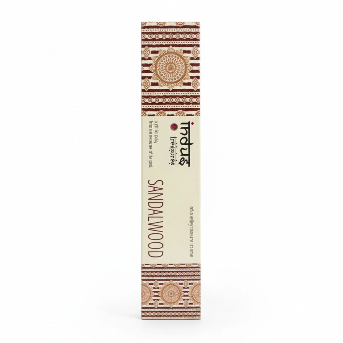 Caja rectangular de incienso de sándalo con diseño ornamental en tonos crema y marrón sobre fondo blanco.