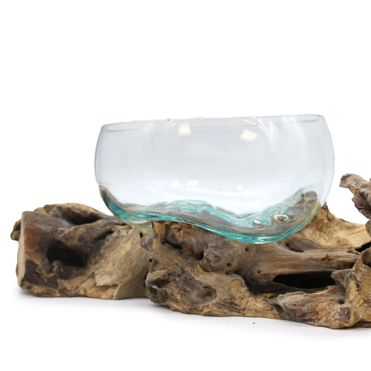 Cuenco de vidrio fundido sobre base de madera natural, diseño orgánico de 70 cm, fondo blanco.