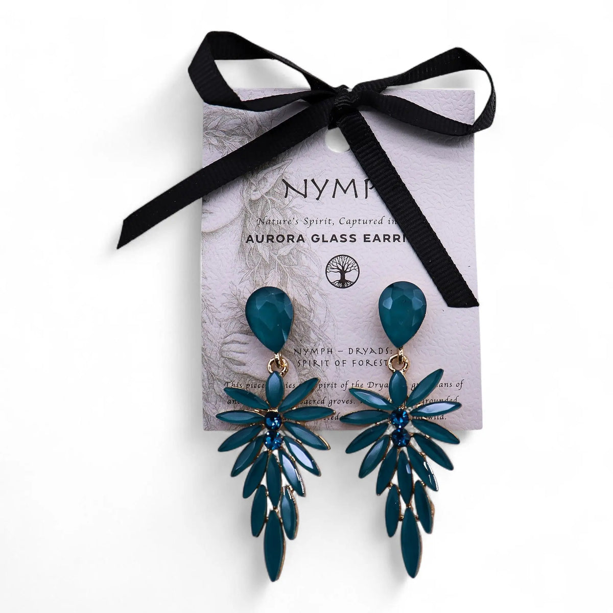Pendientes largos colgantes con cristales color turquesa en forma de gota y pétalos, montados sobre base dorada.