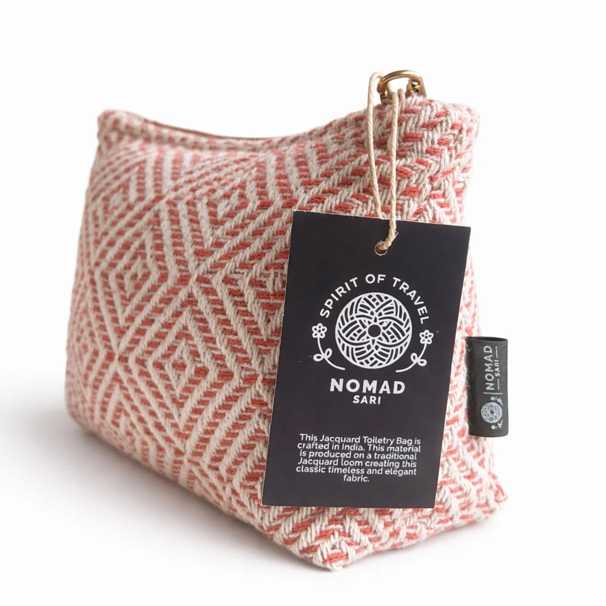 Bolso de tocador de jacquard en color naranja y blanco, con diseño elegante y etiqueta de Nomad Sari.