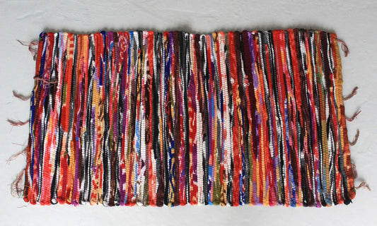Alfombra artesanal rectangular de trapo multicolor, tejida con tiras de tela reciclada, 50x90cm, estilo bohemio.