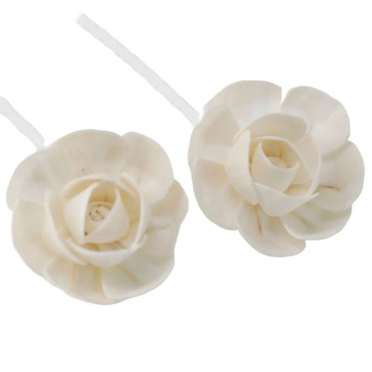 Dos flores difusoras de loto blanco hechas de madera sola con cordón, sobre fondo blanco.