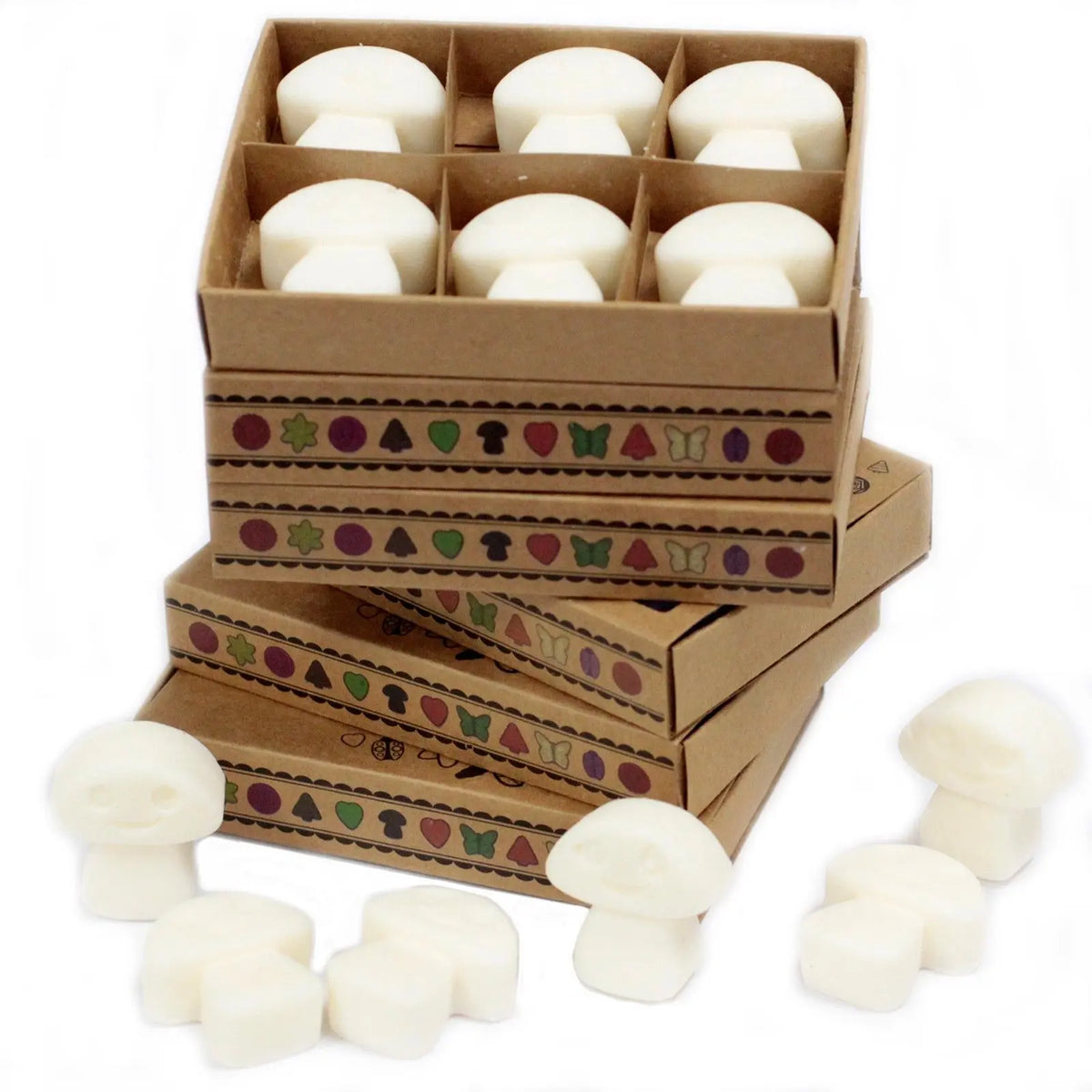 Cajas de cartón con 6 ceras de soja blancas en forma de champiñón, decoradas con motivos naturales en los bordes.