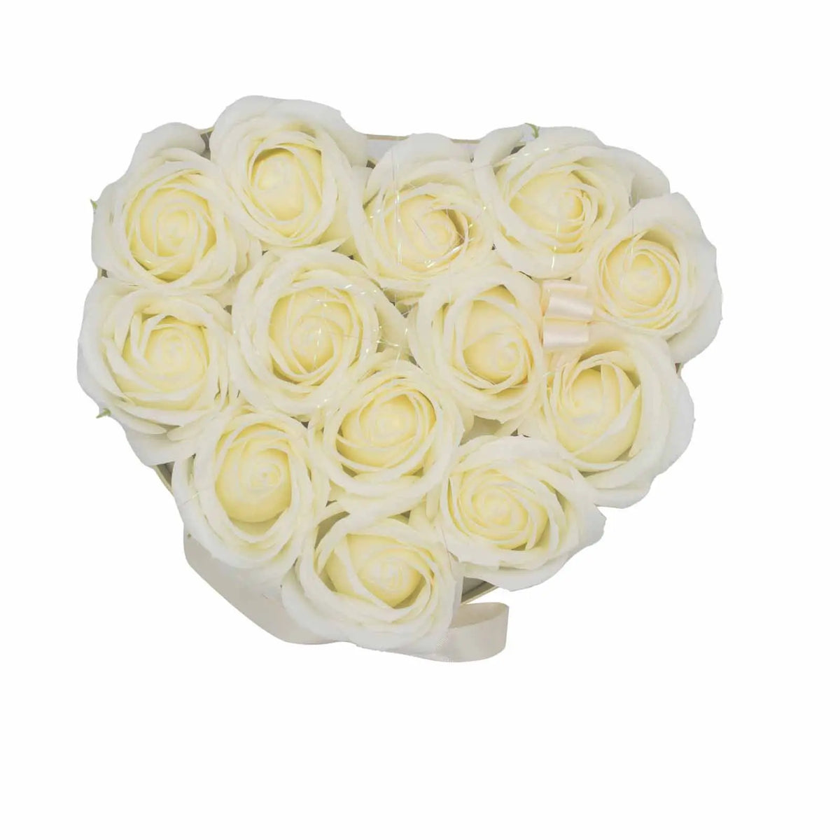 Caja en forma de corazón con 13 rosas de jabón color crema, decorada con un lazo de cinta elegante.