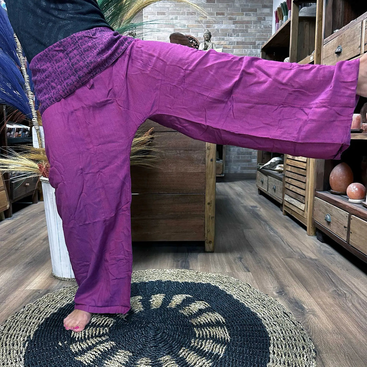 Pantalones de pescador tailandés color morado con cintura de mantras estampados, corte holgado para yoga o festivales.