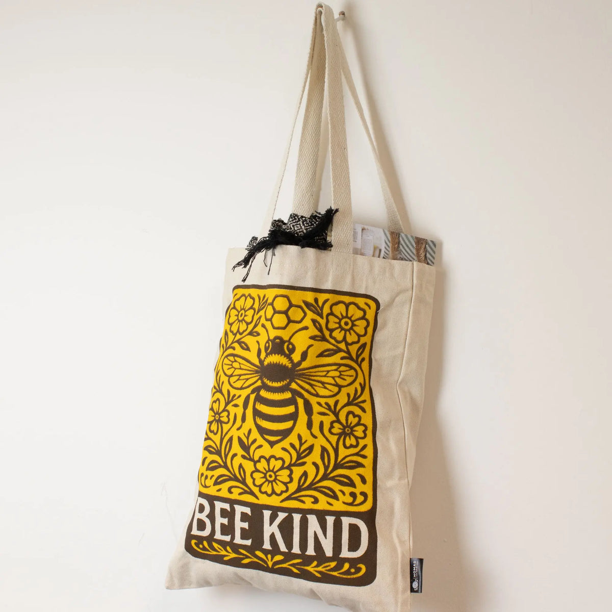 Bolsa de tela beige con diseño de abeja amarilla y texto "BEE KIND", ideal para compras ecológicas.