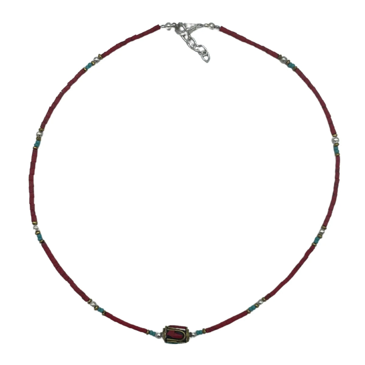 Collar de cuentas rojas y turquesas con detalles dorados y un colgante central, estilo bohemio.