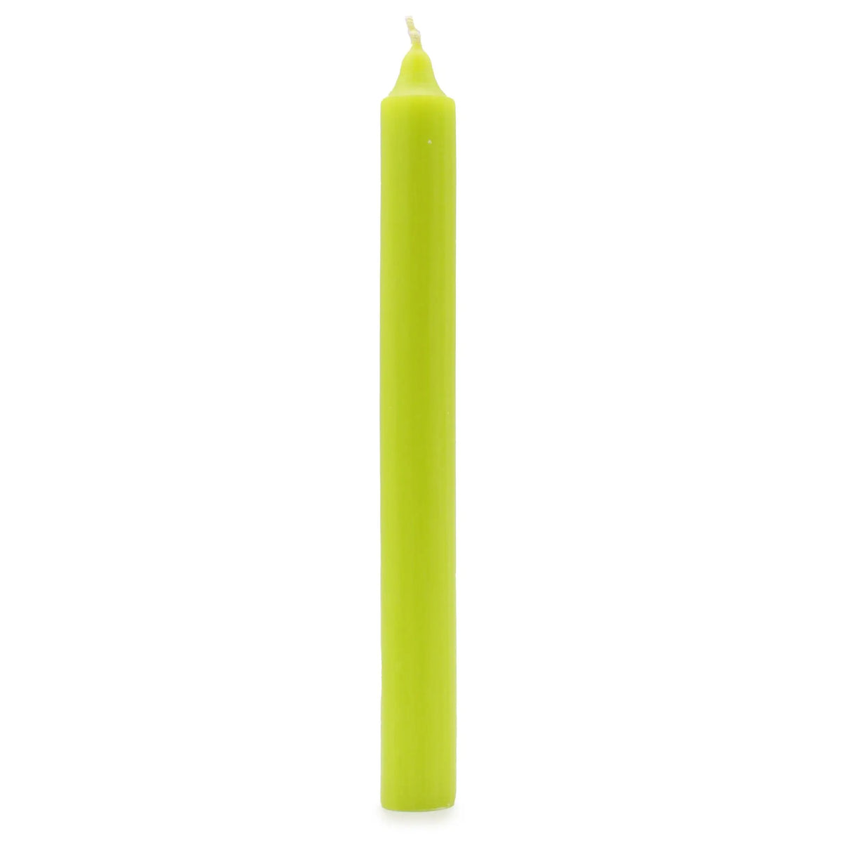 Vela cónica de color verde lima vibrante con acabado rústico sobre fondo blanco.