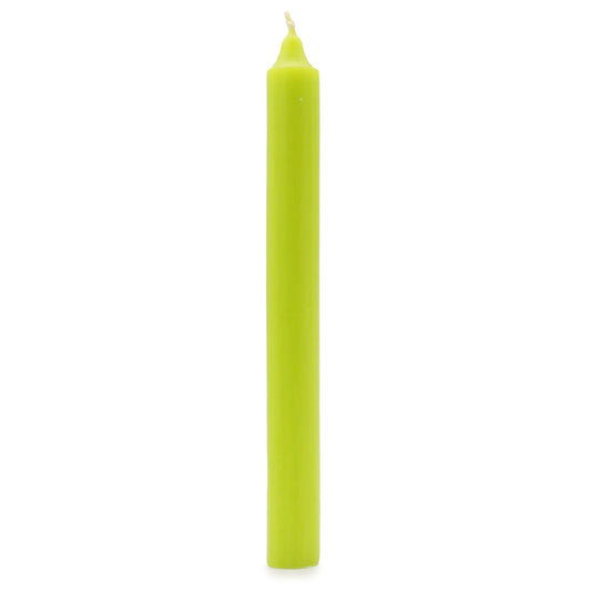 Vela cónica de color verde lima vibrante con acabado rústico sobre fondo blanco.