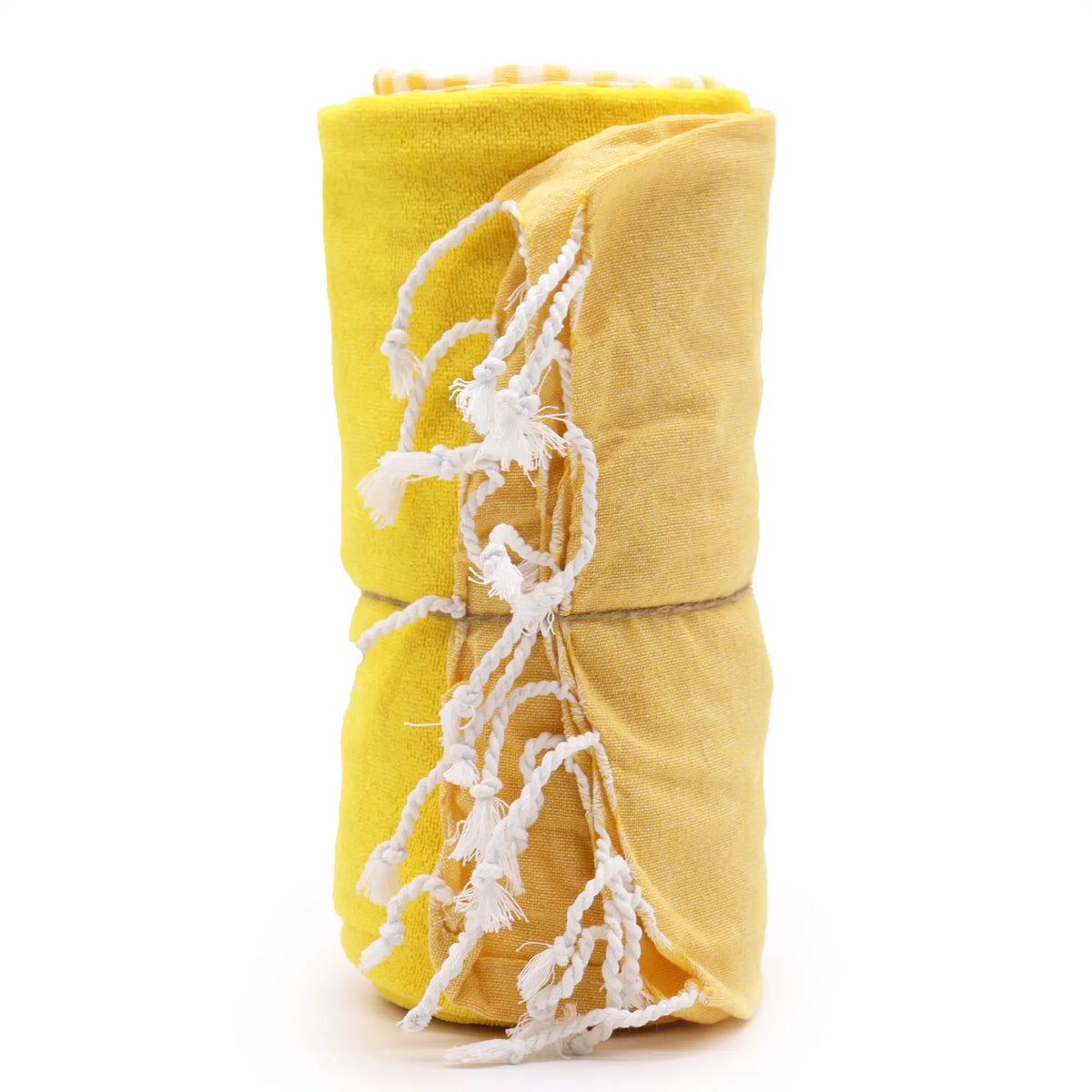 Toalla pareo de algodón enrollada, color amarillo brillante con flecos blancos trenzados, estilo playa. Fondo blanco.