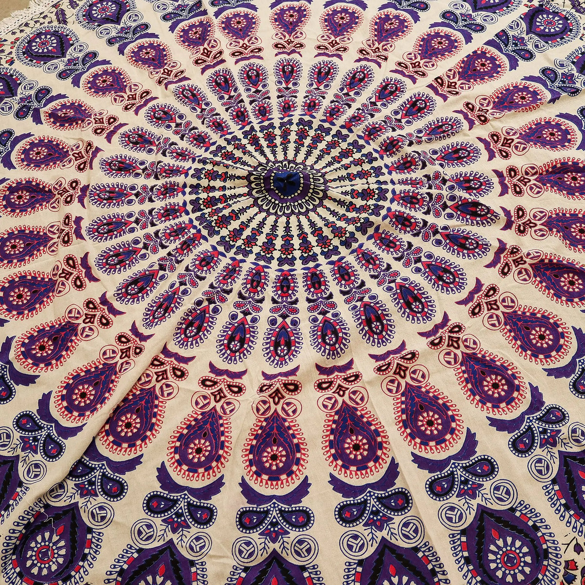 Tapiz redondo de algodón con estampado de mandala en tonos púrpuras y estilo de plumas de pavo real.