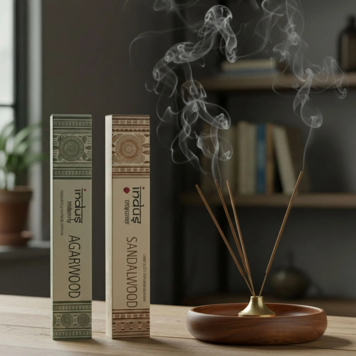 Dos cajas de incienso y varillas encendidas sobre un soporte de madera circular, desprendiendo humo aromático.