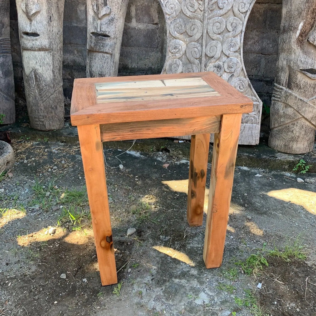 Mesa pequeña de madera reciclada en tono natural, estilo rústico, con superficie de listones y patas rectas.